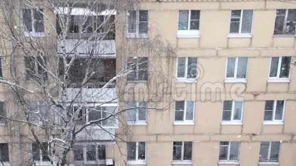 城市大雪纷飞冬季多雪的城市景观冬季降雪期间多层建筑公寓楼关闭视频的预览图