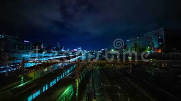 夜间上野车站列车延时长曝光大镜头变焦视频的预览图
