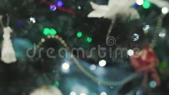 圣诞树上装饰着闪亮的圣诞树玩具视频的预览图