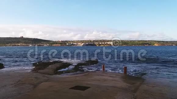 海上码头上的小浪晴天的阴凉处的梅利哈视频的预览图