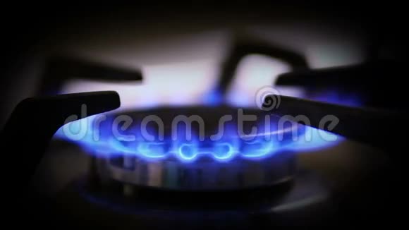 在煤气炉上燃烧气体视频的预览图
