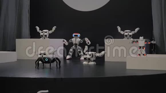 人形机器人舞蹈一群可爱的机器人跳舞特写智能机器人舞蹈秀4k人体机器人舞蹈视频的预览图