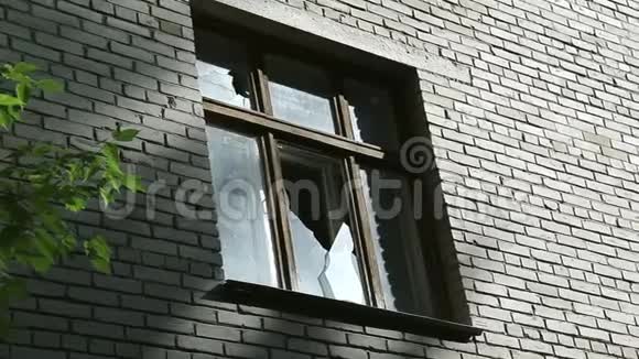 窗框中的碎玻璃破坏或损坏公共或私人财产废弃建筑物的正面视频的预览图
