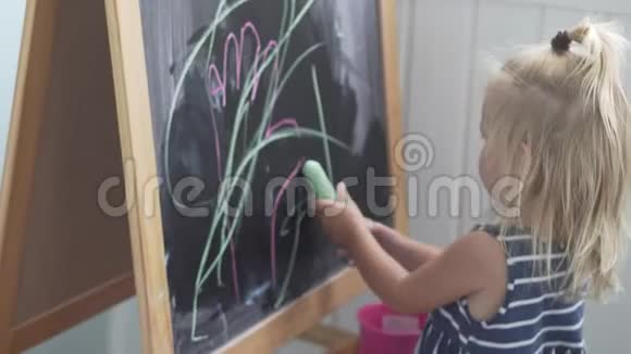 女孩在黑板上画画视频的预览图