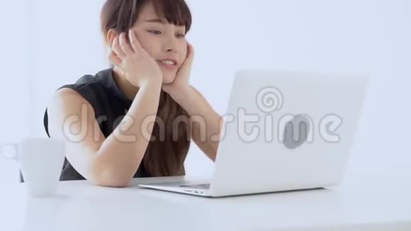美丽的肖像自由职业年轻的亚洲妇女无聊和懒惰的工作笔记本电脑办公室视频的预览图