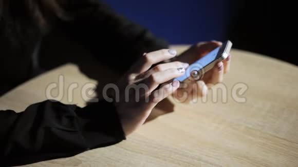 女人的手使用手机滚动照片在应用程序特写视频的预览图