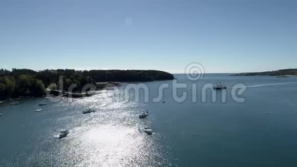 空中无人机渡轮抵达码头跨湾视频的预览图