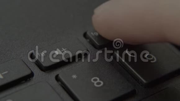 手指按键盘上的声音向上按钮视频的预览图