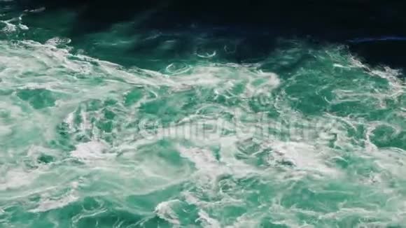山河顶景水面上美丽的白色泡沫尼亚加拉河在两岸之间视频的预览图