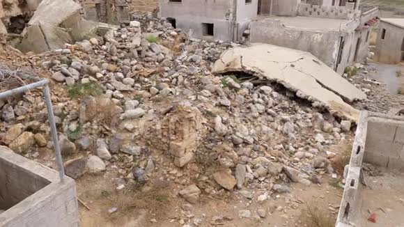 希腊克里特岛被遗弃的村庄被完全摧毁的房子视频的预览图