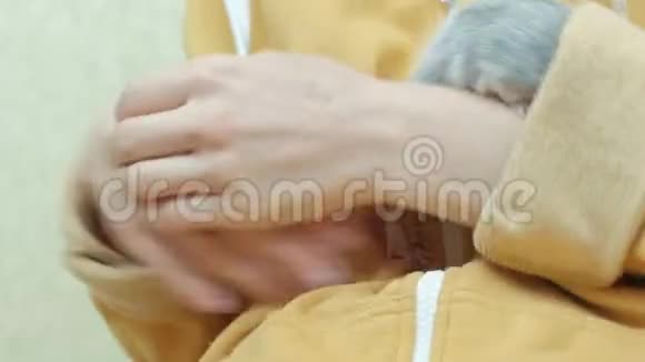 穿着黄色衣服的年轻女子手里拿着老鼠一只老鼠爬上汗衫一只老鼠一只宠物视频的预览图