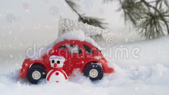 冬天森林里有一棵圣诞树和一个雪人的红车视频的预览图