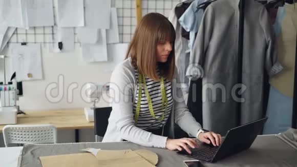 小裁缝店的年轻女老板她的工作场所正在使用笔记本电脑她正在订购新布料视频的预览图