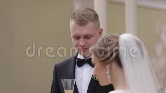 新婚夫妇在婚礼上喝香槟视频的预览图