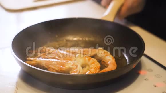 烤架上有辣椒和大蒜的新鲜虾视频的预览图