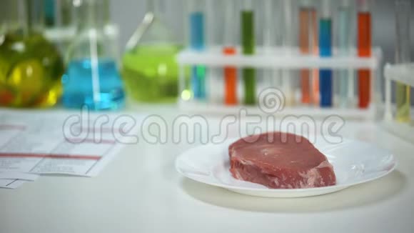 兽医实验室工作人员持有胶囊背景肉样药物测试视频的预览图