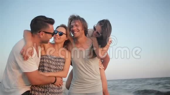 暑假里活跃的四个人在海滩上散步在风和日丽的天气里一起玩视频的预览图
