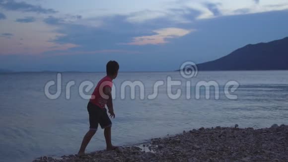 一个人在海边跳石头视频的预览图