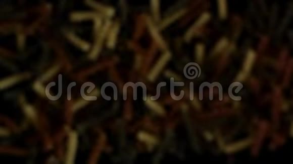 生的意大利罗蒂尼意大利面食苍蝇一堆五颜六色的通心粉弹跳视频的预览图