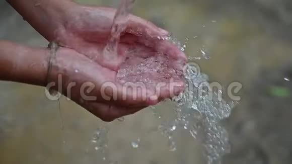 水流在人们的手上视频慢动作120帧视频的预览图