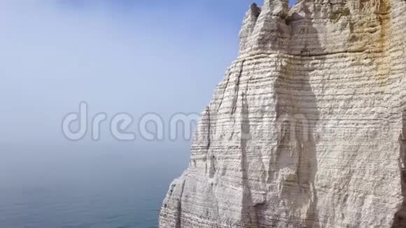 游客站在海上白崖峰的俯视图行动壮观的白色悬崖蔚蓝的大海视频的预览图
