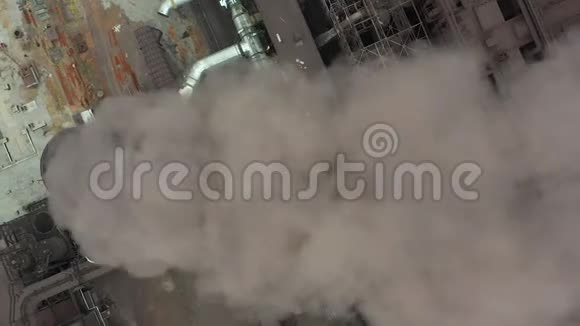 工业管道污染大气有烟尘生态污染烟堆视频的预览图