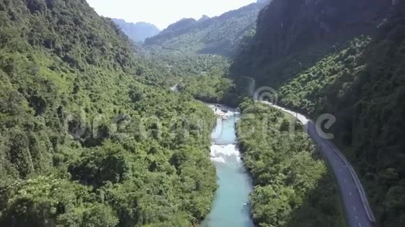 峡谷和高速公路上的狭长河流视频的预览图