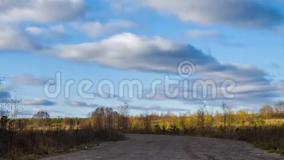 蓝天灰色的云彩和道路视频的预览图