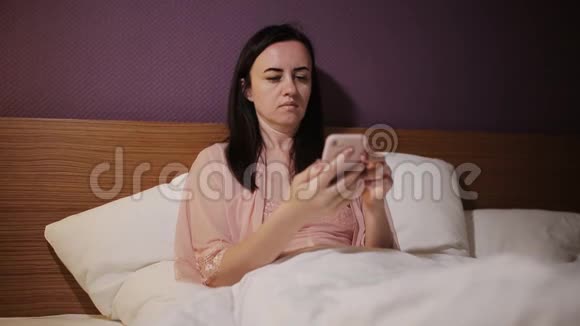 躺在床上的妻子给她丈夫发短信她丈夫没有回家视频的预览图
