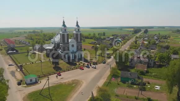 白俄罗斯城市村庄拉登与天主教会无人机的系列视频视频的预览图