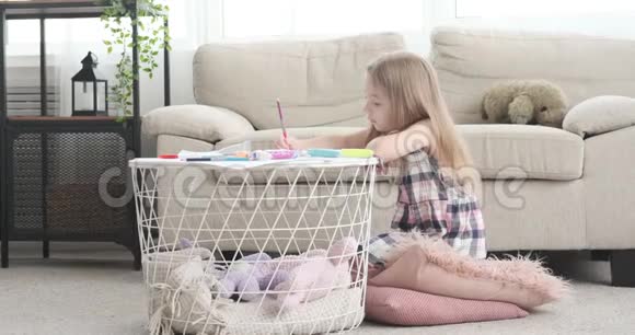 女孩用彩色铅笔画画视频的预览图