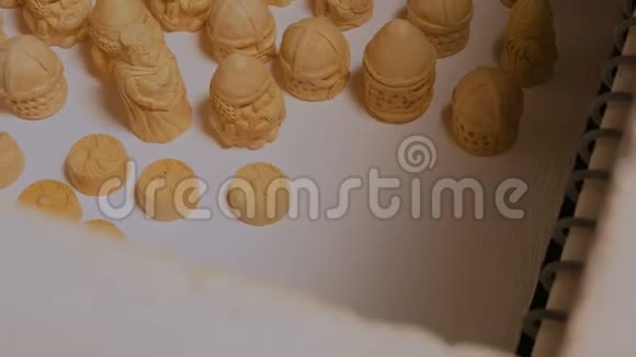 陶工在陶窑中放置陶瓷雕像视频的预览图