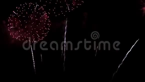 在黑天庆祝活动背景下的新年彩焰视频的预览图