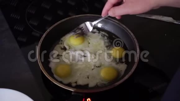 早上煮煎蛋或煎蛋卷作为早餐视频的预览图
