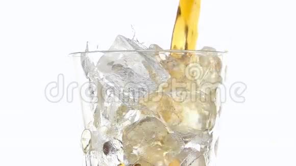 用冰杯把可乐倒入玻璃杯中视频的预览图