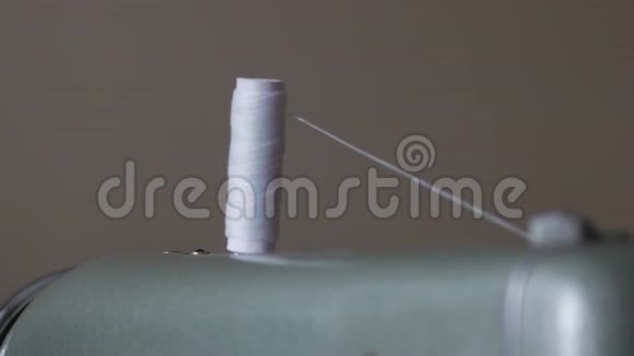 缝纫机和缝纫工具视频的预览图