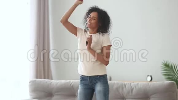 快乐无忧无虑的非洲女孩独自在家跳舞视频的预览图