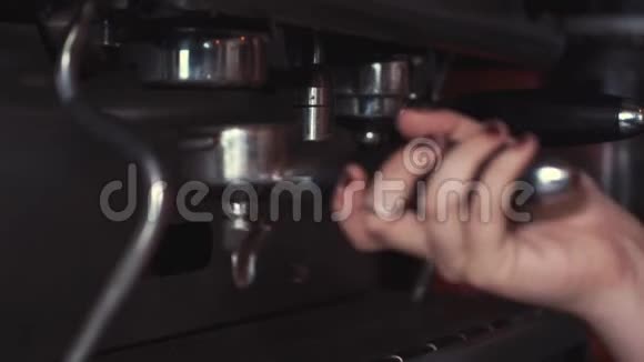 咖啡师在咖啡机为顾客煮咖啡视频的预览图