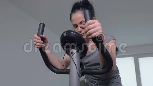 女人用运动自行车视频的预览图