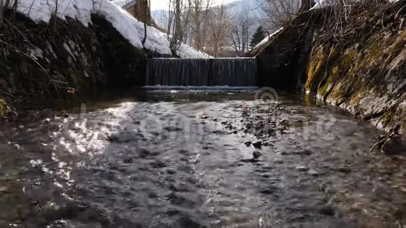 缓缓流淌的河流和平静的瀑布视频的预览图
