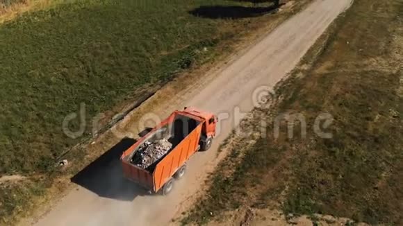 卡车的鸟瞰图一辆卡车载着建筑碎石和沙子沿着一个国家行驶视频的预览图
