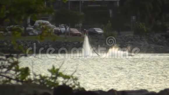 一个在水上喷气背包上的人视频的预览图