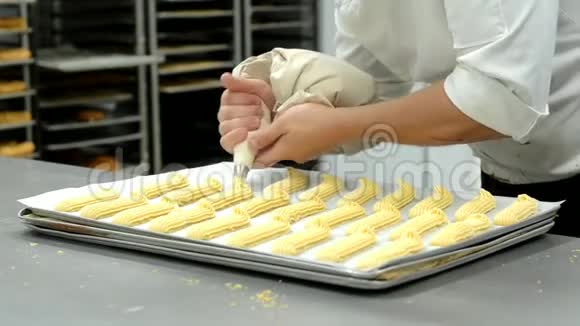 专业的糕点厨师准备吃饼从糕点袋中挤出面团视频的预览图