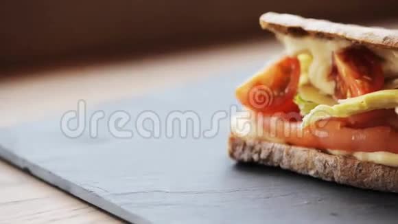 三文鱼帕尼尼三明治在石盘上视频的预览图