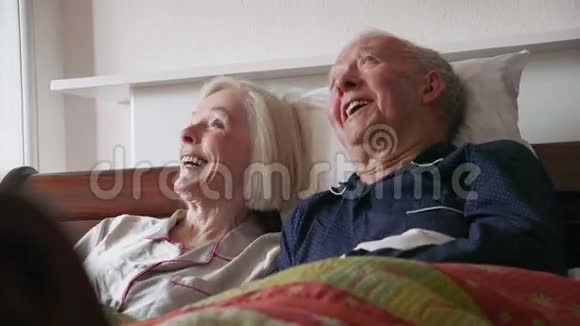 快乐的老年夫妇在床上视频的预览图