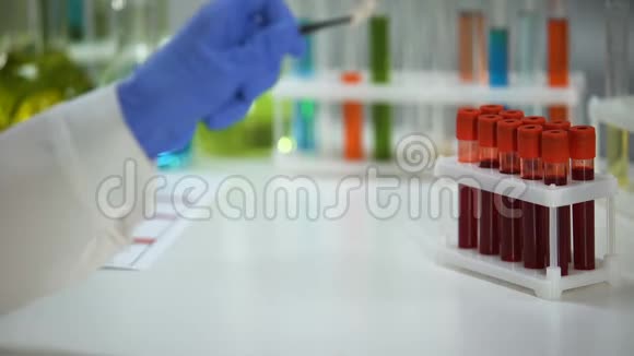 医学实验室工作人员持有胶囊背景血样药品视频的预览图