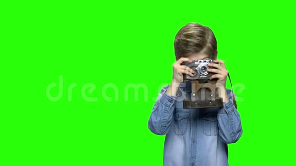 小男孩用老式照片相机视频的预览图