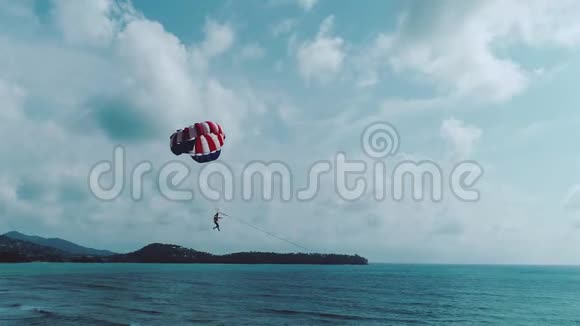 高空跳伞视频的预览图