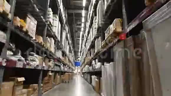 4K大型工业仓库摄像头移动的时间间隔视频的预览图