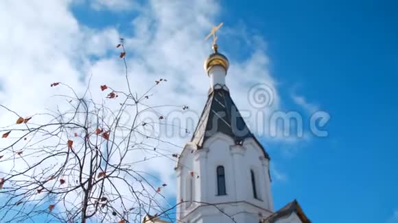 在晴朗的秋日从美丽的金色穹顶和俄罗斯东正教教堂的十字架底部看到蓝色视频的预览图